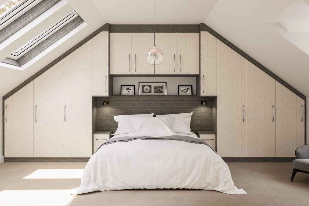 Tủ quần &aacute;o kịch trần thiết kế theo m&aacute;i ch&eacute;o, tận dụng tối đa kh&ocirc;ng gian &aacute;p m&aacute;i v&agrave; mang lại vẻ đẹp độc đ&aacute;o cho ph&ograve;ng ngủ