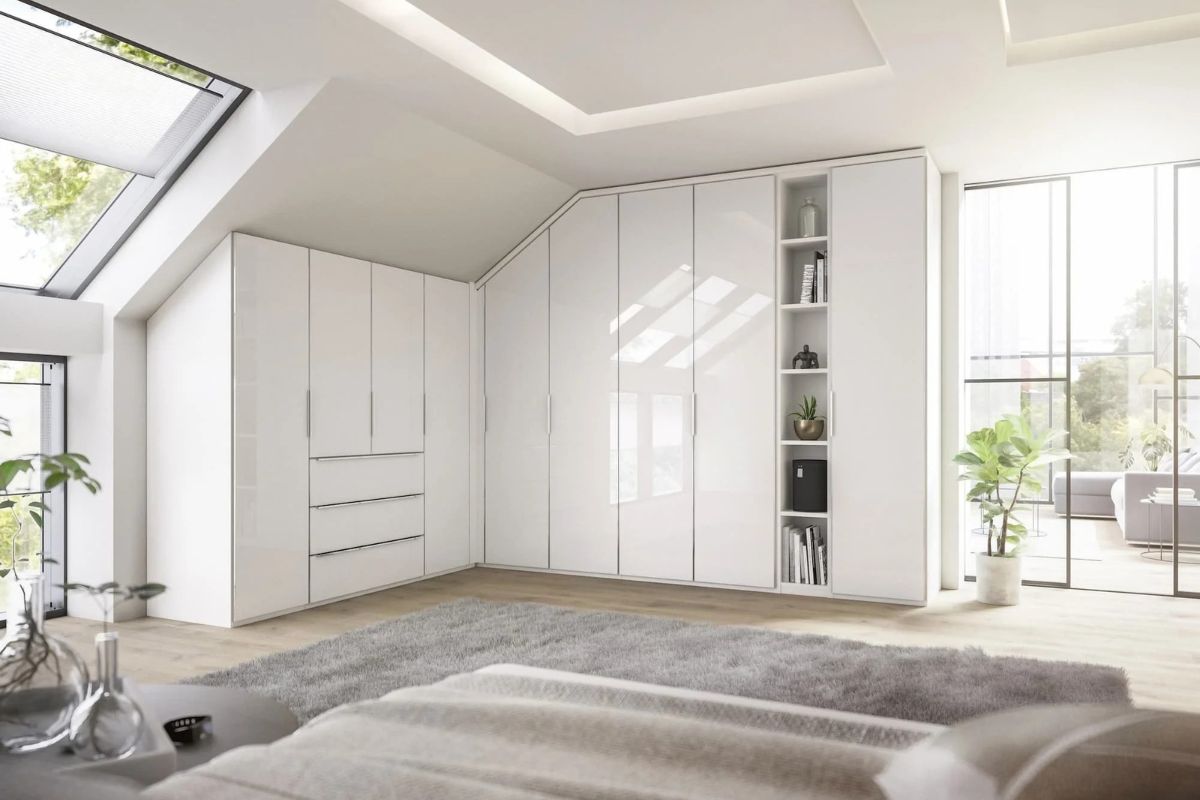 Tủ quần &aacute;o kịch trần m&agrave;u trắng b&oacute;ng hiện đại, thiết kế g&oacute;c tinh tế gi&uacute;p tận dụng tối đa kh&ocirc;ng gian dưới m&aacute;i ch&eacute;o