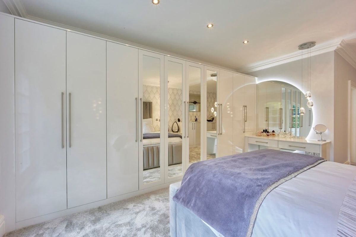 L&agrave;m tủ quần &aacute;o kịch trần hạn chế bụi bẩn b&aacute;m tr&ecirc;n n&oacute;c tủ (Ảnh: Sưu tầm)