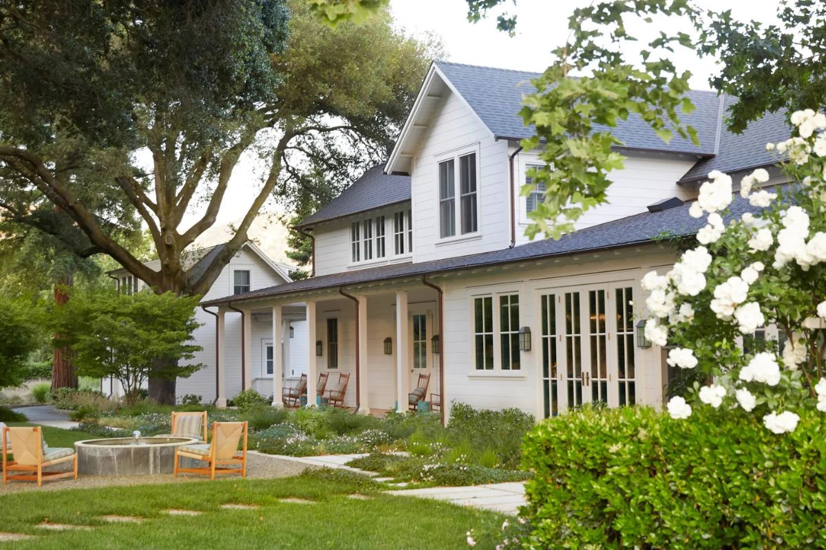 Quy mô hợp lý là sự cân đối giữa diện tích xây dựng và không gian mở như sân vườn, gara hay khoảng thoáng để ngôi nhà tiện nghi và bền vững (Ảnh: Sưu tầm) Quy mô hợp lý là sự cân đối giữa diện tích xây dựng và không gian mở như sân vườn, gara hay khoảng thoáng để ngôi nhà tiện nghi và bền vững (Ảnh: Sưu tầm)