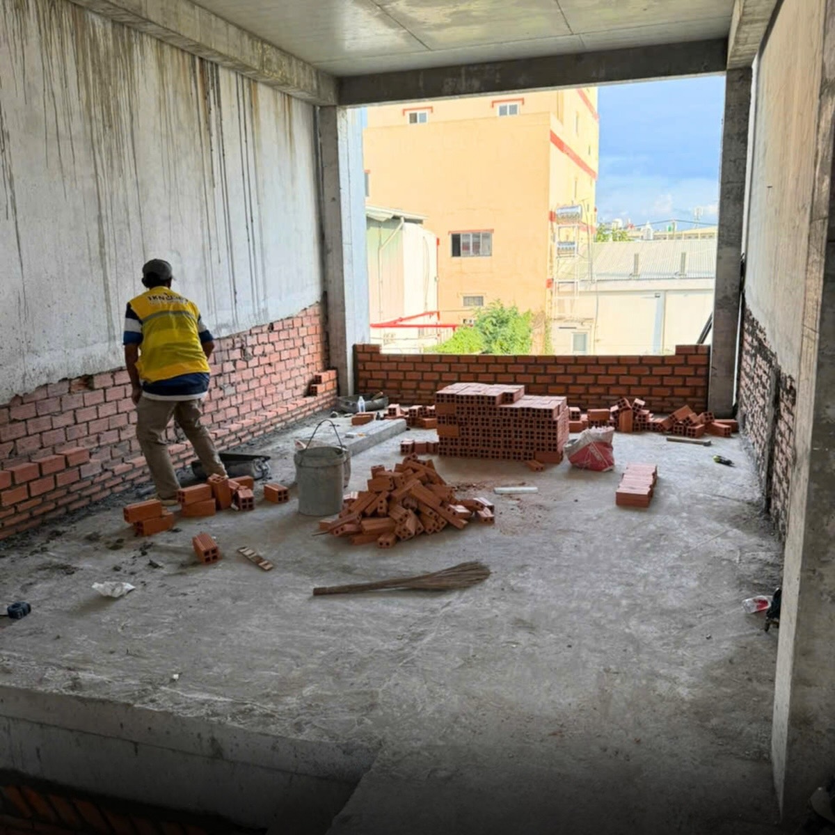 Làm rõ chi tiết vật liệu trong hợp đồng xây dựng giúp gia chủ giám sát số lượng và ngăn ngừa việc thay đổi vật tư kém chất lượng.