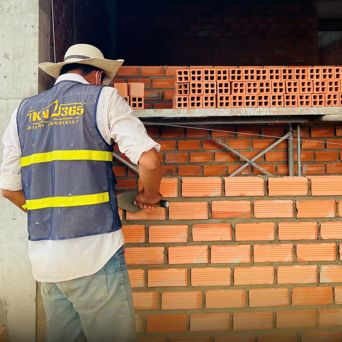 Chốt tiến độ thi công và bàn giao từng hạng mục giúp công trình hoàn thiện đúng thời hạn, hạn chế phát sinh chi phí dẫn tới tranh chấp hợp đồng xây dựng.