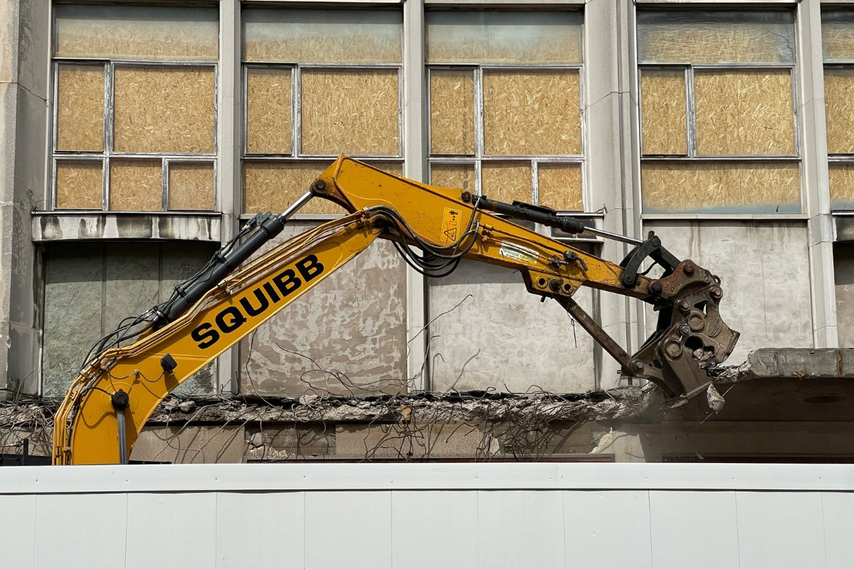 Công trình vi phạm nghiêm trọng có thể bị cưỡng chế tháo dỡ theo quy định pháp luật xây dựng (Ảnh: Sưu tầm)