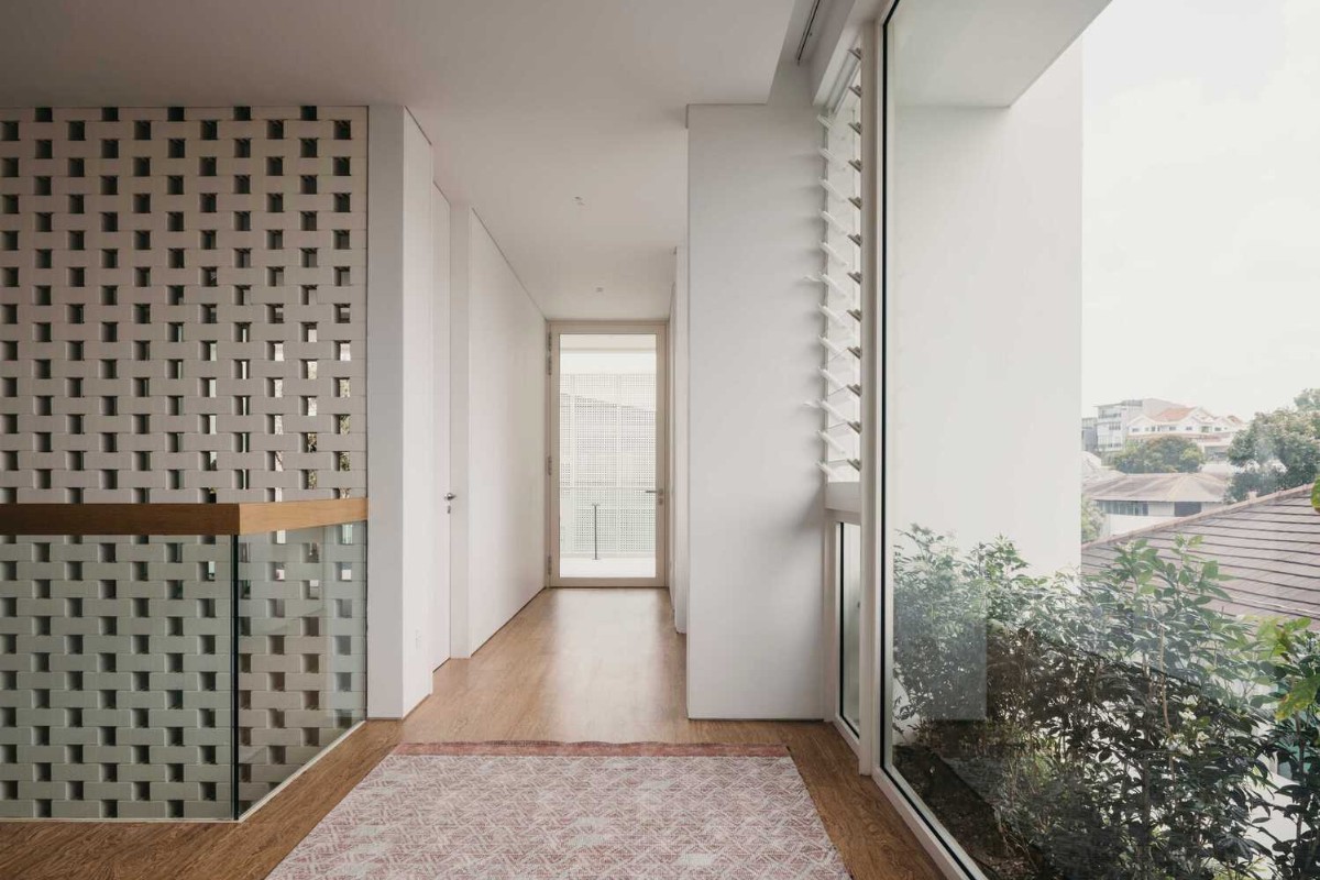 Tầng lầu thoáng sáng với hành lang và cửa kính lớn, chiều cao hợp lý 3,3 - 3,6m (Ảnh: Sưu tầm)