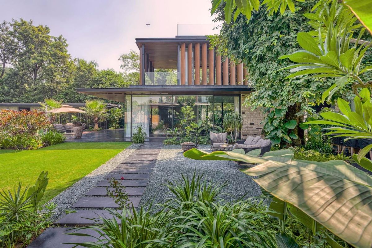 Thiết kế sân vườn có nhiều cây xanh giúp không gian sống bên trong luôn mát mẻ (Ảnh: Sưu tầm)