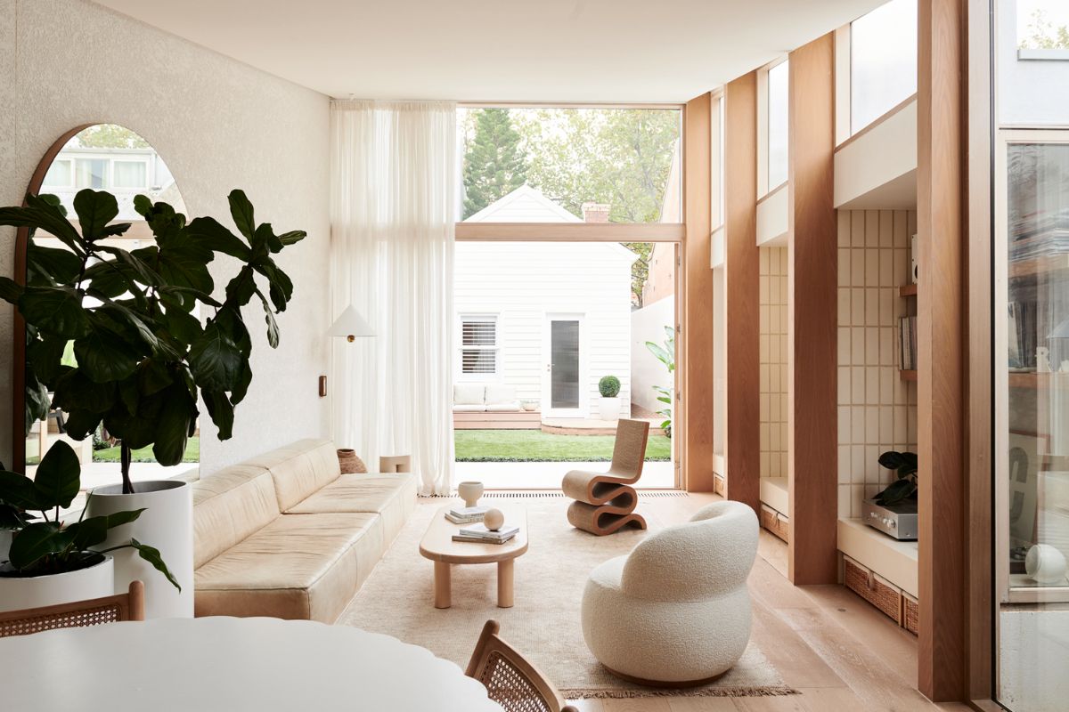 Thiết kế nhà tiết kiệm điện với phòng khách thoáng sáng, nhận được nhiều ánh sáng tự nhiên qua cửa kính lớn (Ảnh: Sưu tầm)