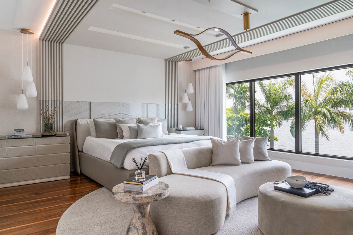 Phòng ngủ sơn màu sáng giúp giảm hấp thụ nhiệt, mang đến không gian nghỉ ngơi thư giãn dễ chịu (Ảnh: Sưu tầm)