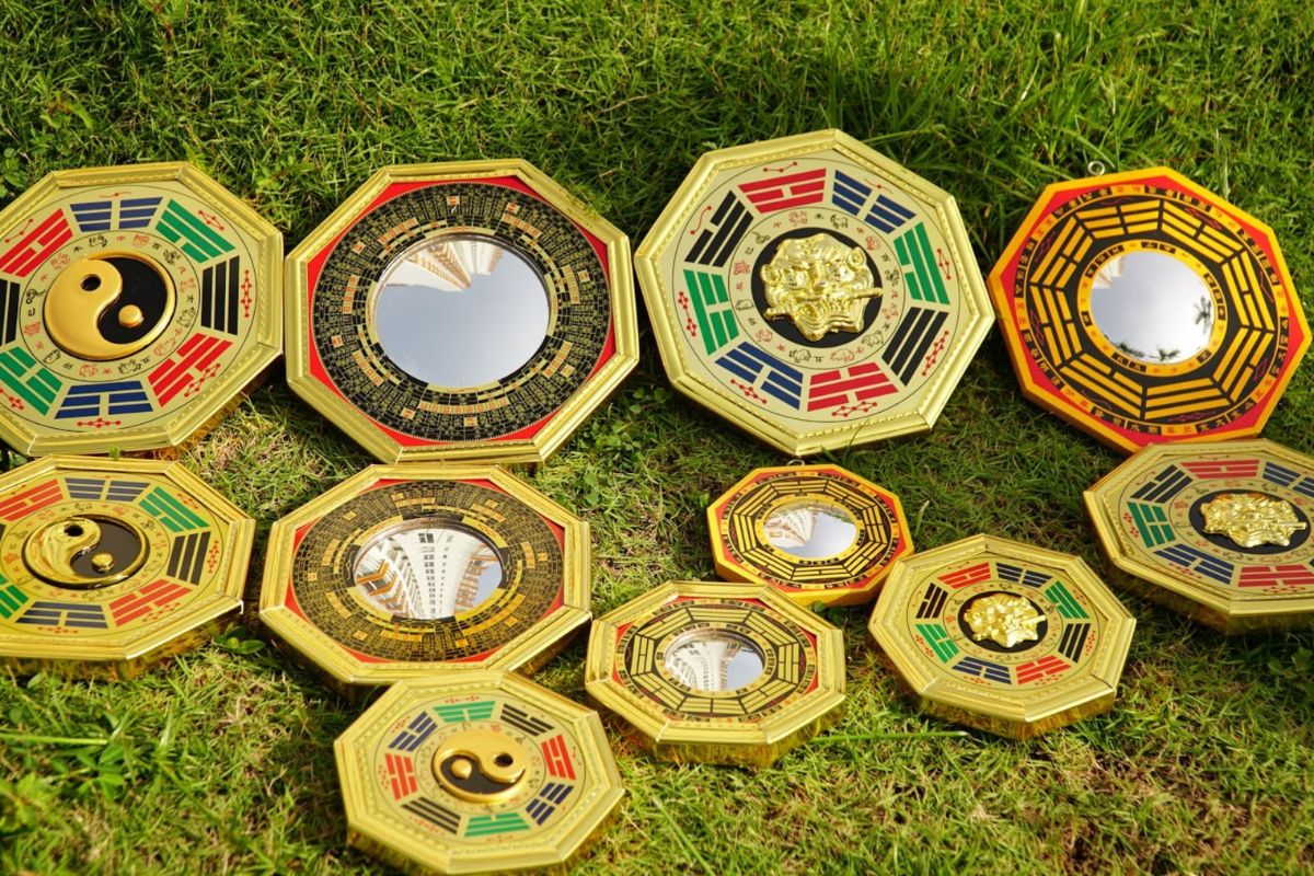 Gương bát quái - vật phẩm thường dùng để hóa giải hướng xấu, trấn trạch cho cửa chính (Ảnh: Sưu tầm)