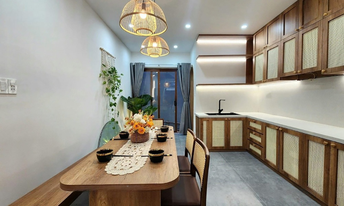 Nội thất phòng bếp đơn giản thường không có quá nhiều đồ trang trí hoặc chi tiết phức tạp. Sự tối giản trong thiết kế mang lại sự gọn gàng và dễ dàng vệ sinh.