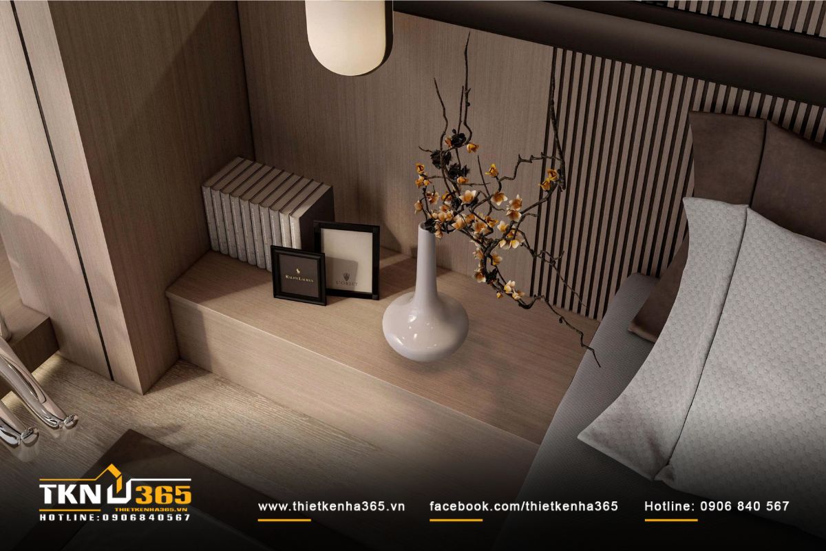 Đồ decor đầu giường gồm bình hoa và phụ kiện nhỏ, thể hiện sự đầu tư chỉn chu trong từng chi tiết