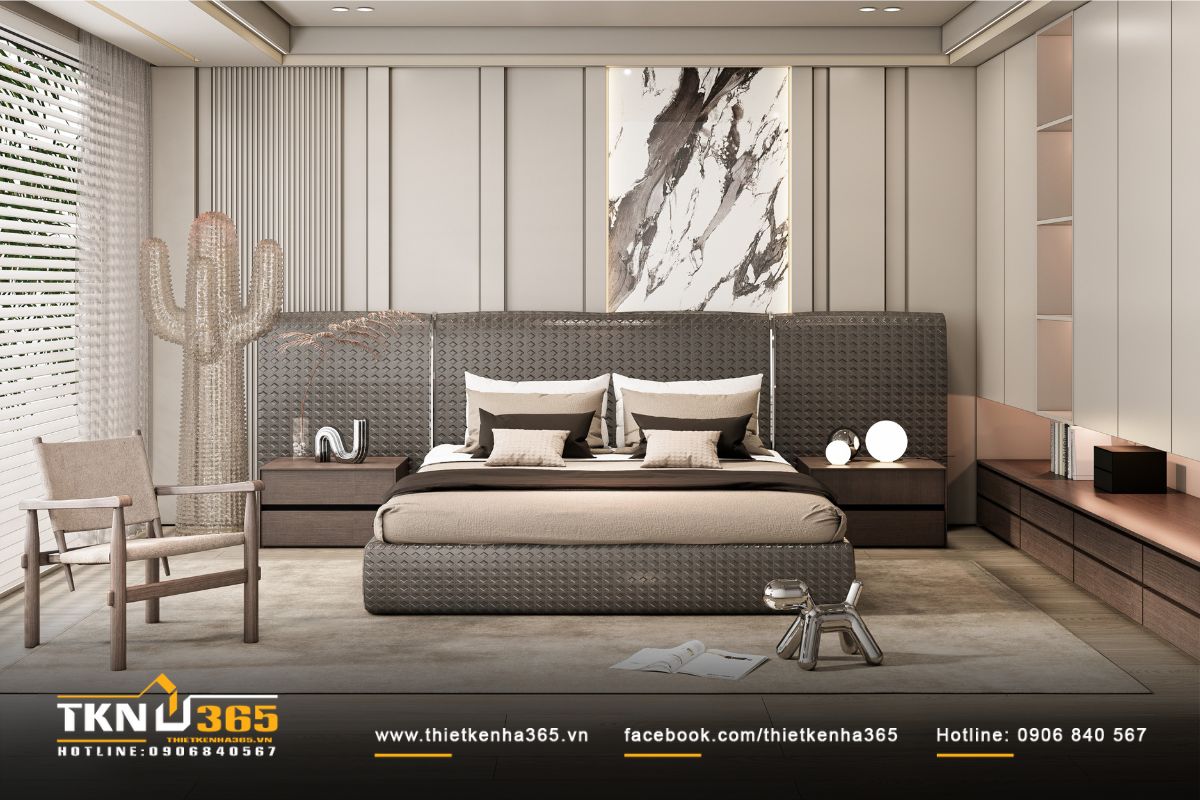 Phòng ngủ master hướng đến sự tĩnh lặng với đầu giường bọc nỉ mềm, phào đứng chia nhịp tường và bảng màu trung tính tinh tế