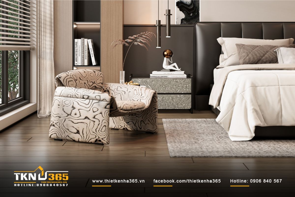 Góc thư giãn nhỏ đặt cạnh cửa sổ nổi bật với ghế bọc vải họa tiết nghệ thuật