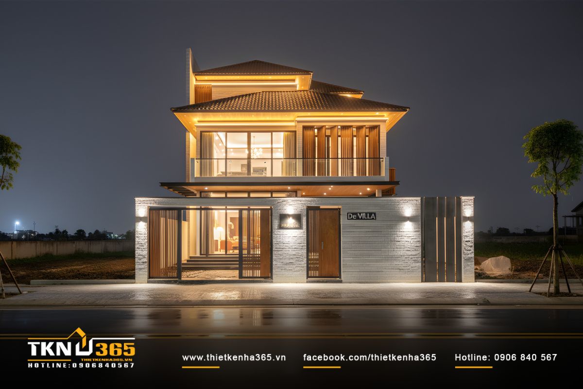 Ánh sáng viền mái và đèn tường tạo hiệu ứng ấm áp, tôn lên kết cấu mái đua đặc trưng