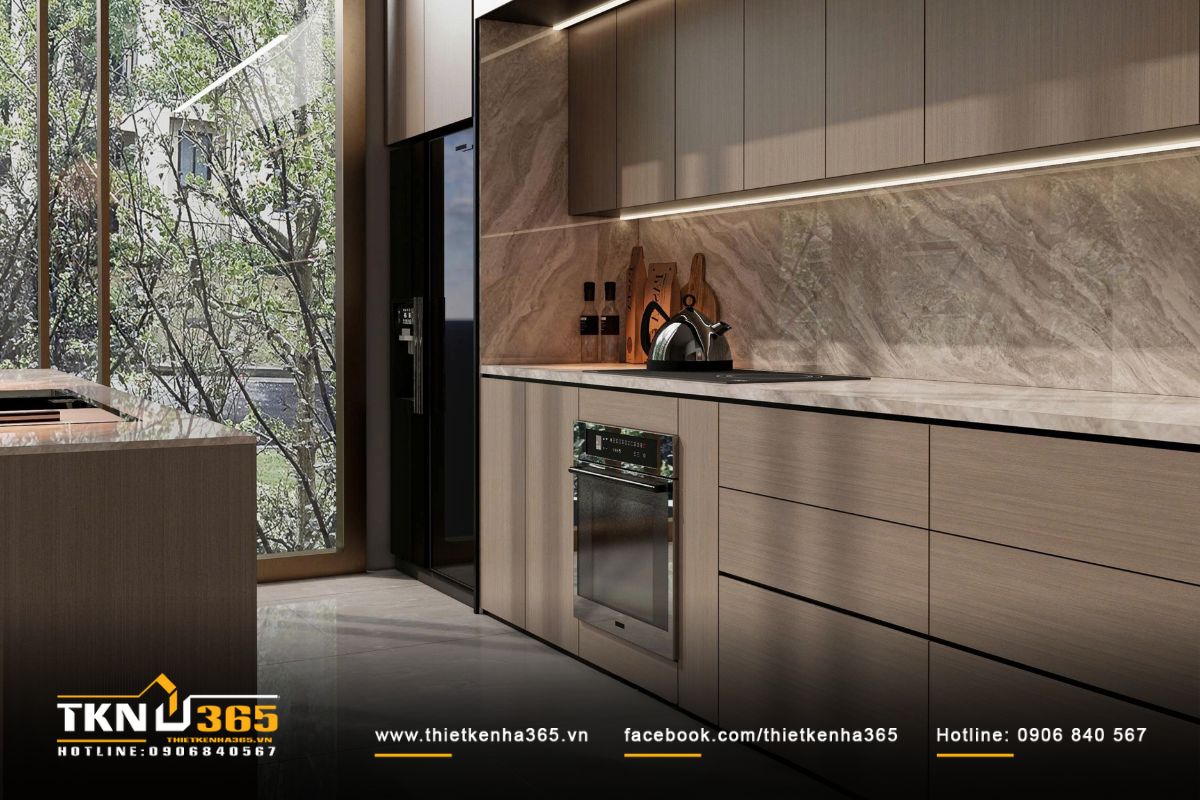Ánh sáng LED gián tiếp dưới tủ trên mang lại cảm giác ấm áp, làm nổi bật kết cấu đá tự nhiên và chi tiết trang trí tinh tế
