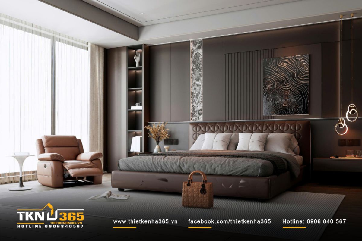 Bức tường đầu giường ốp panel gỗ đan xen đá, phối đèn hắt khe ánh vàng, cân bằng giữa nét đẹp mạnh mẽ và mềm mại