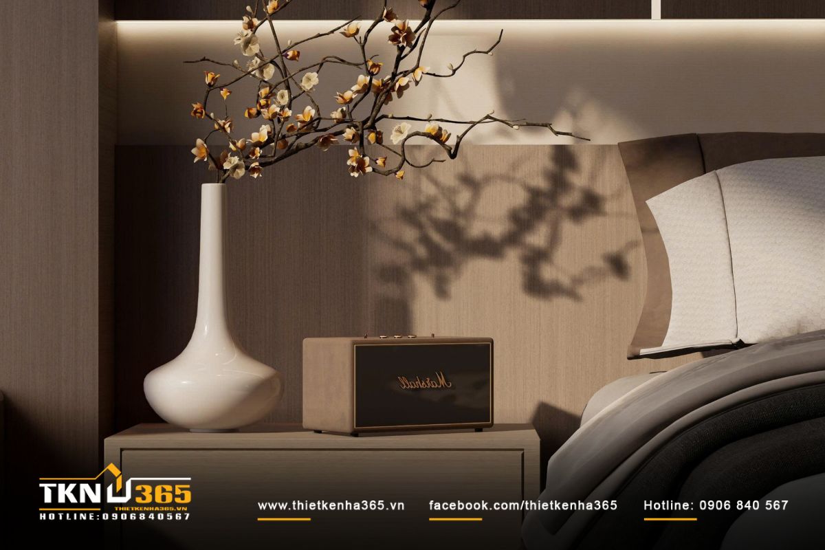 Lọ hoa và loa Marshall đặt cạnh giường thể hiện gu thẩm mỹ tinh tế cùng niềm đam mê âm nhạc của gia chủ