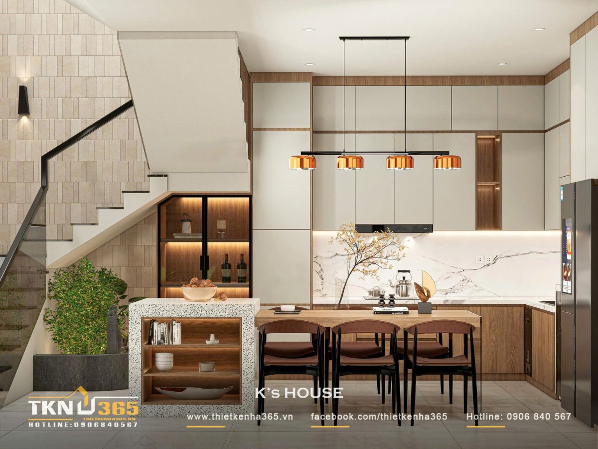 Bếp - phòng ăn kết nối mở theo trục dọc, được đặt ngay bên cạnh khoảng xanh dưới giếng trời