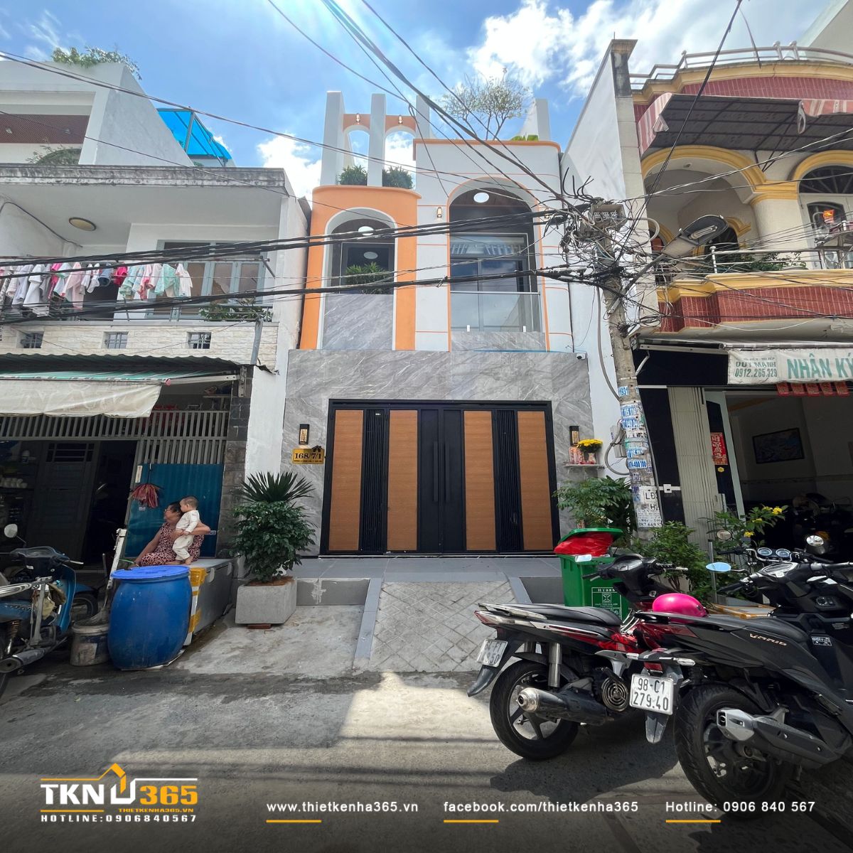 Mặt tiền nhà 3 tầng khai thác tối đa chất liệu kính, khắc phục hiệu quả những hạn chế thường gặp ở nhà trong hẻm