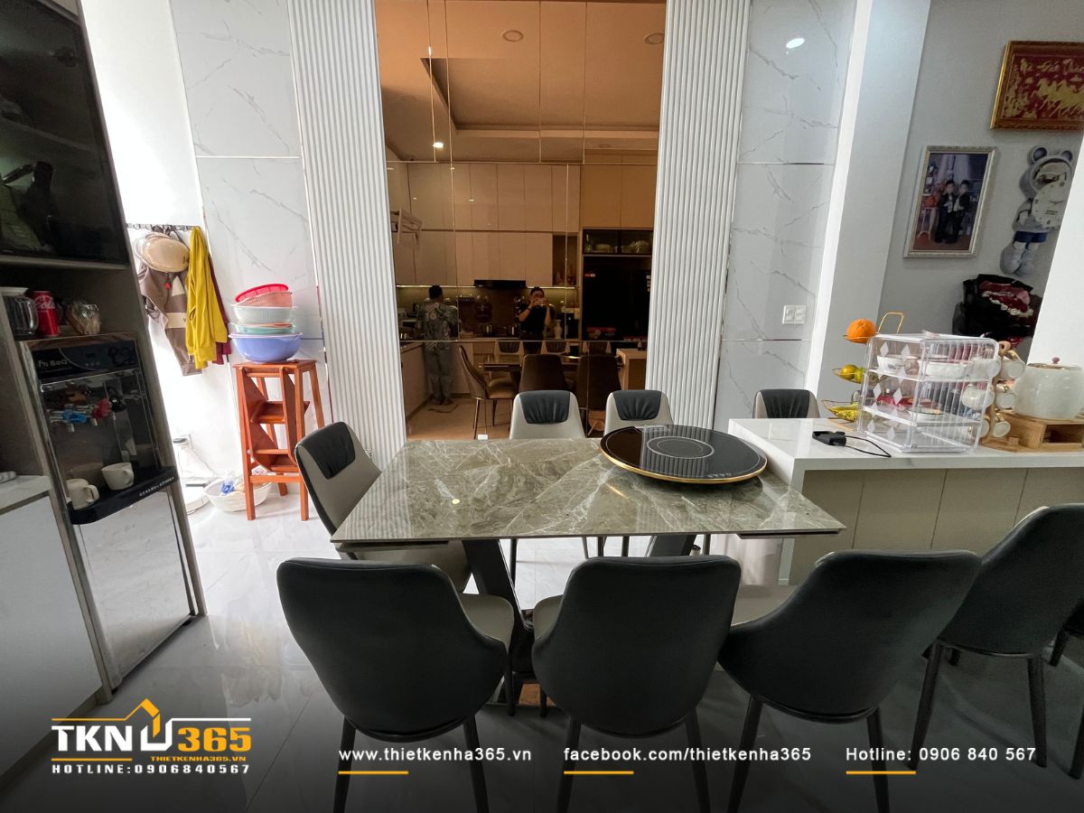 Bàn đảo bếp làm bằng đá marble vân tự nhiên, tôn lên vẻ đẹp mạnh mẽ và cuốn hút