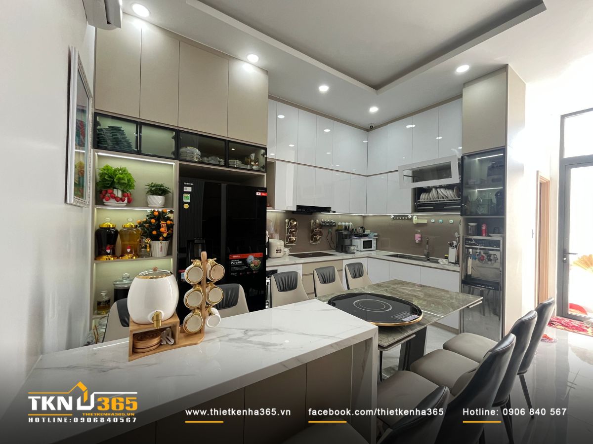 Các chất liệu sử dụng trong nhà 3 tầng D’s House có bề mặt sáng bóng, giúp không gian sống rộng rãi hơn so với diện tích thực tế