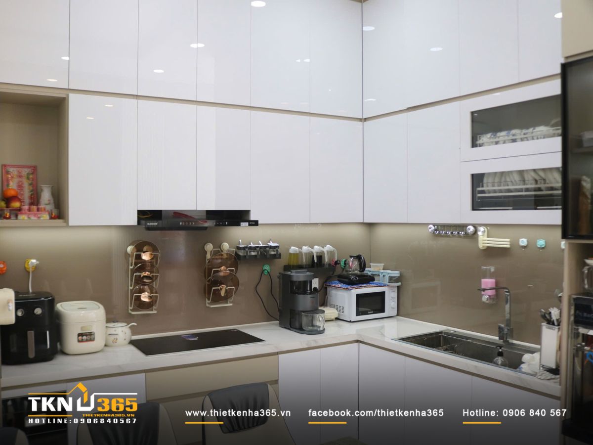 Không gian bếp đầy đủ tiện nghi hiện đại, giúp gia chủ tối ưu thời gian nấu nướng