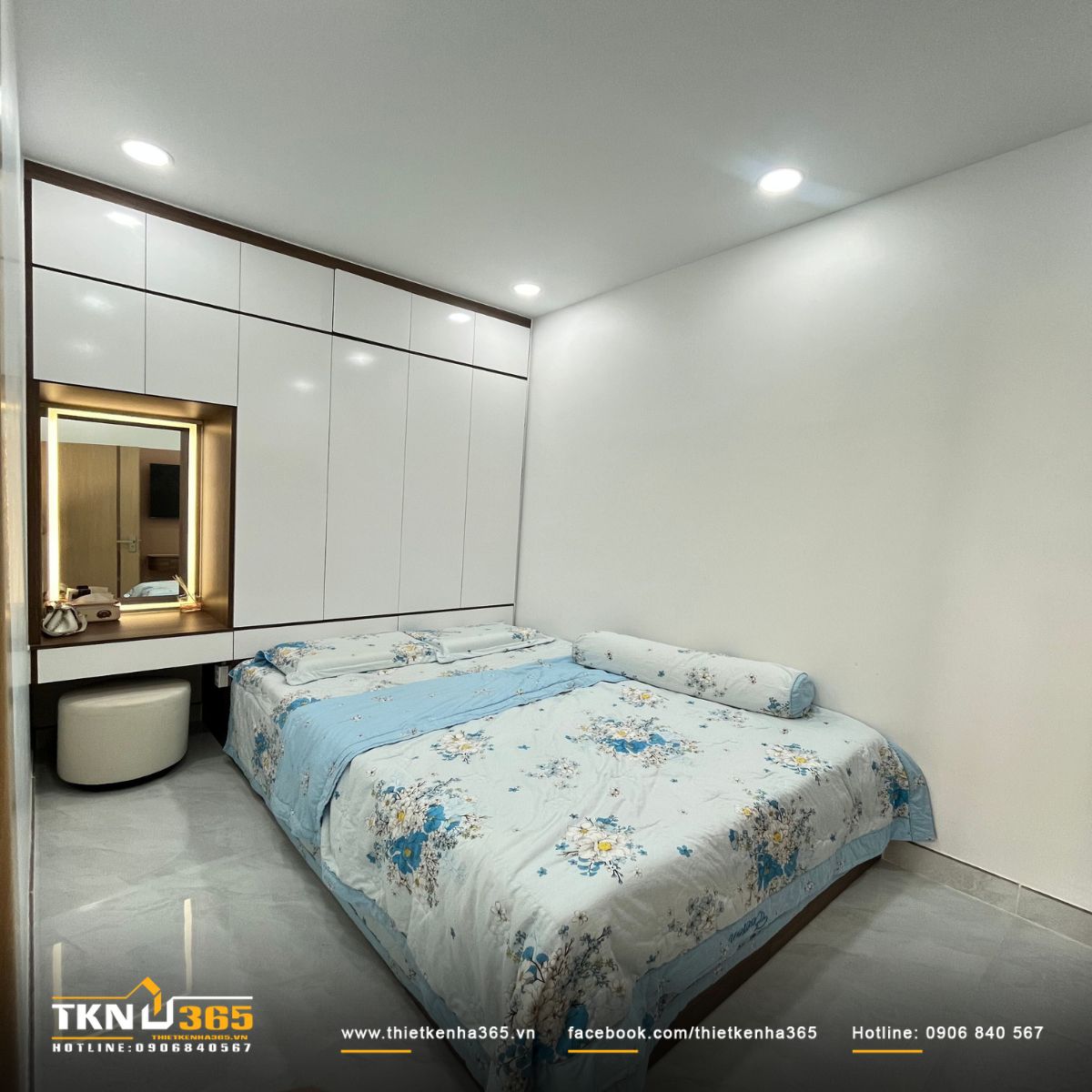 Phòng ngủ ưu tiên gam màu trung tính trang nhã để tạo không gian nghỉ ngơi thoải mái, tủ kệ âm tường kịch trần giúp tối ưu diện tích hiệu quả