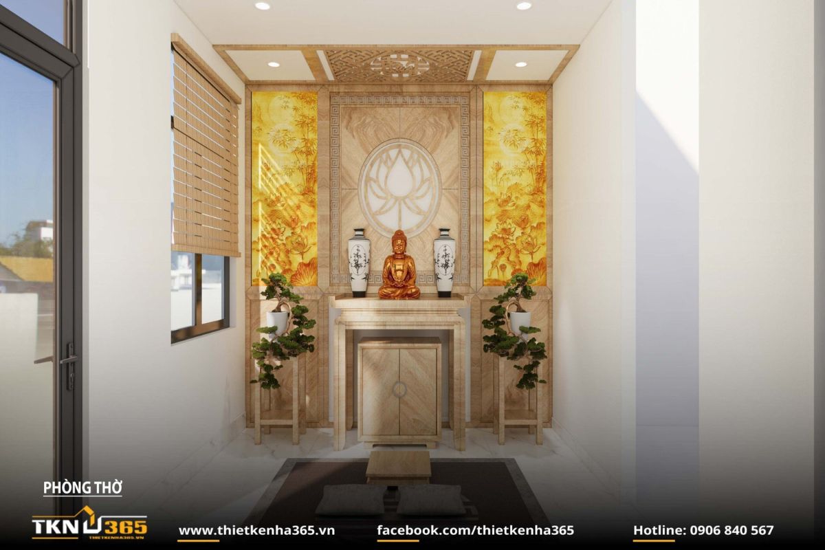 Phòng thờ trang nghiêm với bảng màu vàng - be ấm, tường ốp họa tiết truyền thống và bàn thờ gỗ bố trí đối xứng, đón ánh sáng tự nhiên nhẹ nhàng từ cửa sổ bên hông