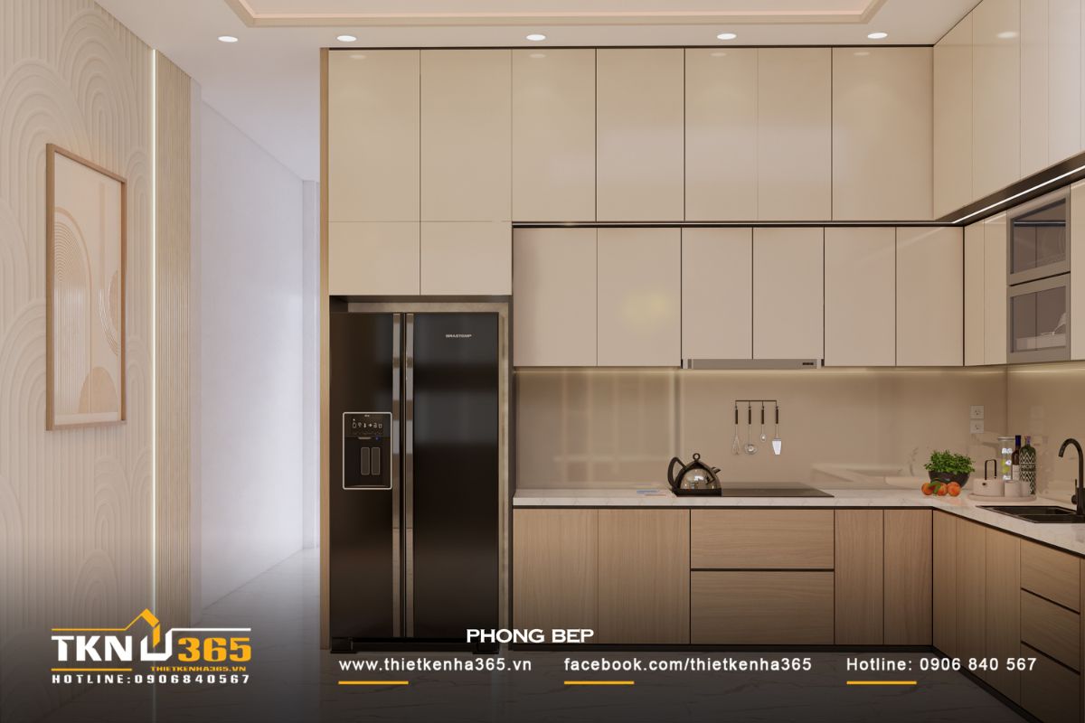Tủ bếp cao kịch trần giúp tối ưu không gian lưu trữ, gam màu be và gỗ giữ tổng thể nhẹ nhàng, hiện đại