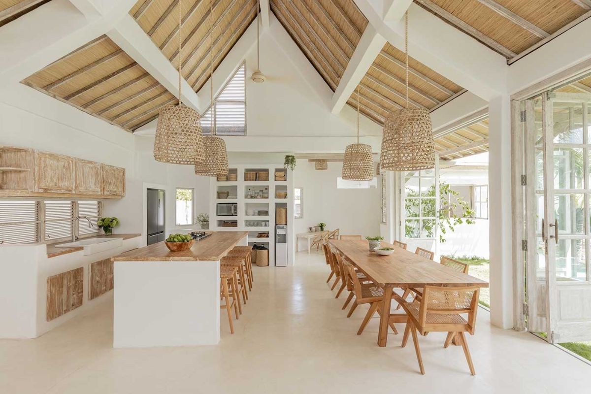 Lối đi giữa c&aacute;c khu vực trong bếp biệt thự rộng r&atilde;i v&agrave; mạch lạc (Ảnh: Sưu tầm)