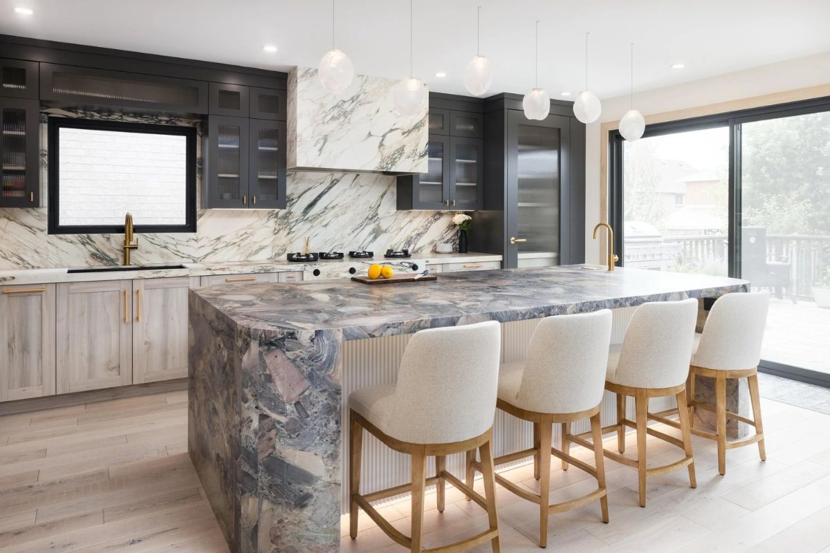 Mặt b&agrave;n bếp l&agrave;m từ đ&aacute; tự nhi&ecirc;n bền đẹp v&agrave; dễ d&agrave;ng vệ sinh (Ảnh: Sưu tầm)