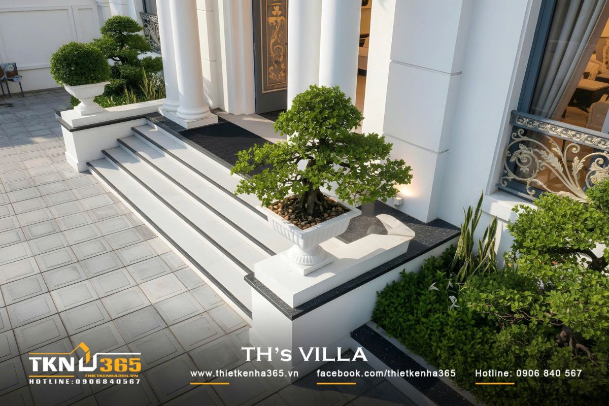 Bậc thềm v&agrave; lối v&agrave;o l&aacute;t đ&aacute; s&aacute;ng m&agrave;u, gi&uacute;p kh&ocirc;ng gian tiền sảnh lu&ocirc;n sạch v&agrave; kh&ocirc; r&aacute;o