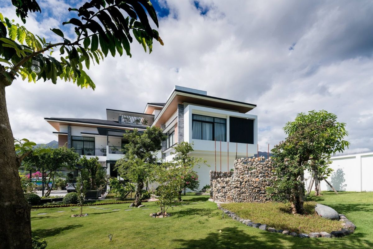 Biệt thự mái bằng so với mái ngói khác biệt nhiều điểm nhưng cả hai đều kiến tạo không gian sống hiện đại, thân thuộc và ấm cúng (Ảnh: Sưu tầm)