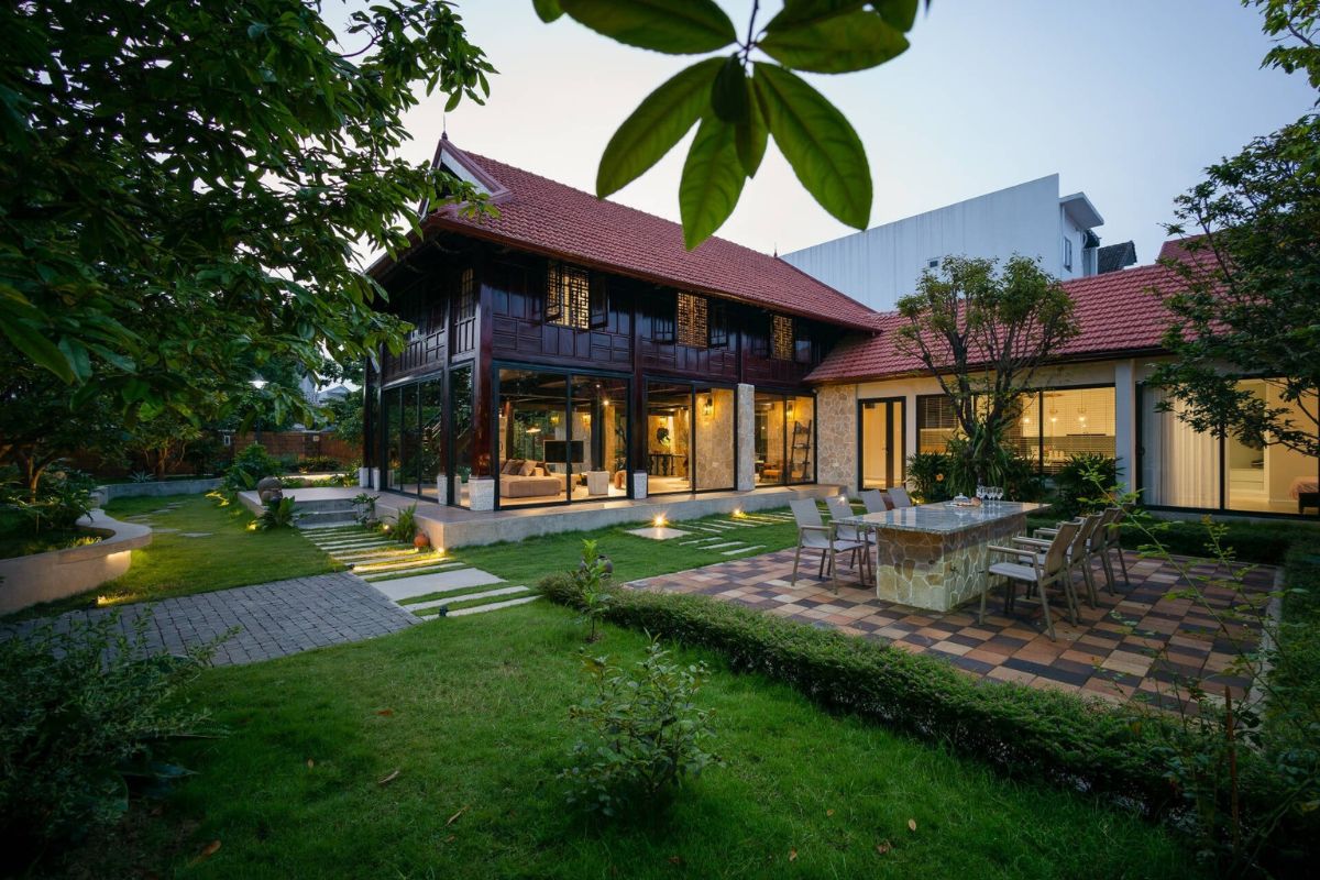 Biệt thự s&acirc;n vườn ưu ti&ecirc;n hệ cửa k&iacute;nh lớn, tăng khả năng đ&oacute;n gi&oacute; v&agrave; lấy s&aacute;ng tự nhi&ecirc;n (Ảnh: Sưu tầm)