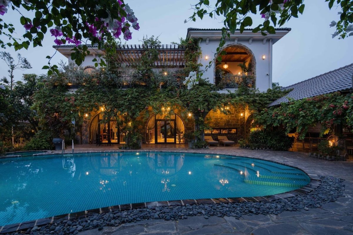 Kết hợp nhiều phong c&aacute;ch thiết kế dễ khiến tổng thể biệt thự rối mắt, kh&oacute; thi c&ocirc;ng (Ảnh: Sưu tầm)