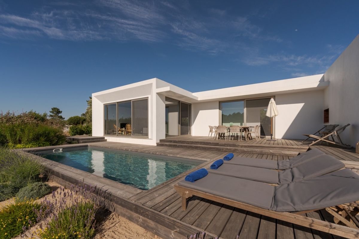 Ứng dụng negative space trong kiến trúc (không gian âm) tạo nên những khoảng thở cần thiết, tôn lên sự tinh gọn đặc trưng của biệt thự tối giản (Ảnh: Sưu tầm)