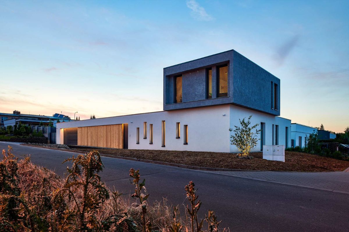 Biệt thự tối giản sở hữu thiết kế mặt tiền đơn giản với hình khối vuông vức (Ảnh: Sưu tầm)