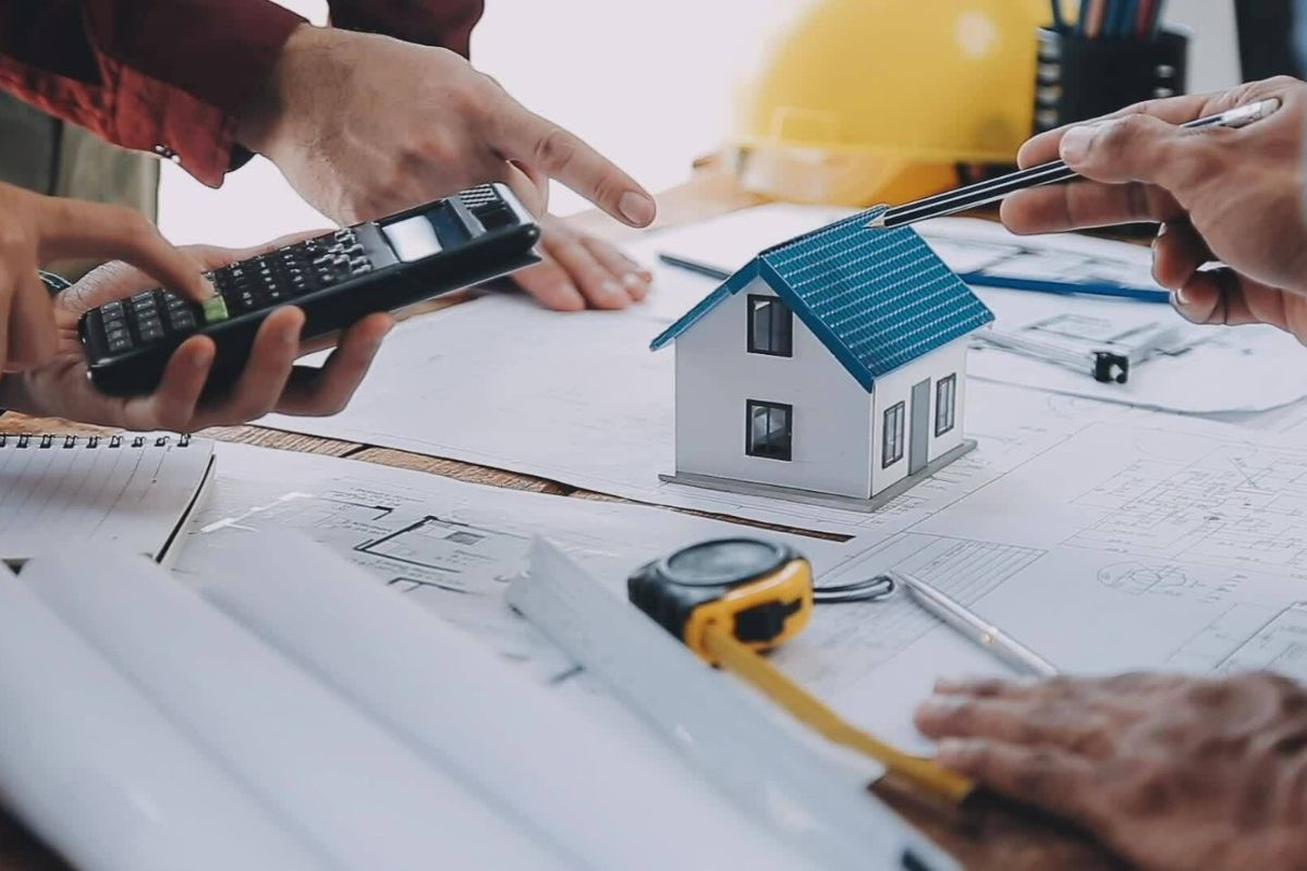 Gia chủ v&agrave; kiến tr&uacute;c sư cần trao đổi kỹ lưỡng c&aacute;c yếu tố li&ecirc;n quan trước khi l&ecirc;n phương &aacute;n thiết kế ph&ugrave; hợp (Ảnh: Sưu tầm)