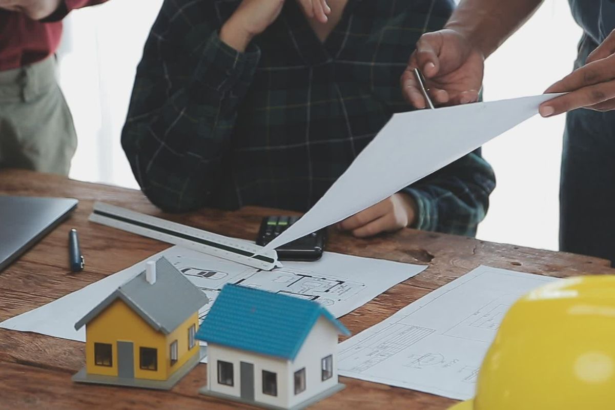 Gia chủ duyệt phương &aacute;n thiết kế do kiến tr&uacute;c sư thực hiện v&agrave; g&oacute;p &yacute; điều chỉnh để ho&agrave;n thiện phương &aacute;n (Ảnh: Sưu tầm)