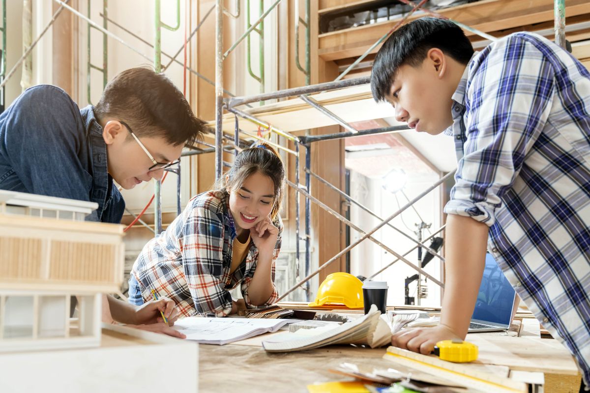 C&ugrave;ng với việc b&agrave;n giao, kiến tr&uacute;c sư cần hướng dẫn gia chủ c&aacute;ch đọc hồ sơ thiết kế nh&agrave; ở (Ảnh: Sưu tầm)