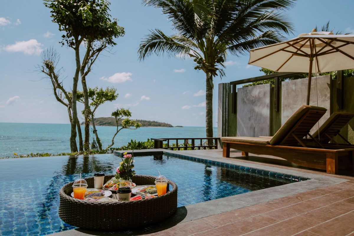 Hồ bơi v&agrave; thiết kế cảnh quan xung quanh cần kết nối gần gũi, h&agrave;i h&ograve;a (Ảnh: Sưu tầm)