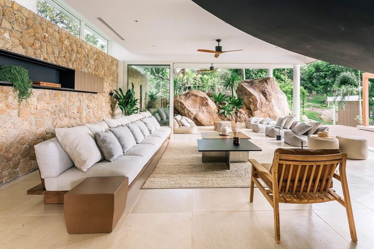 Bức tường bằng đ&aacute; tự nhi&ecirc;n th&ocirc; mộc kh&ocirc;ng sơn tr&aacute;t tạo th&agrave;nh điểm nhấn của ph&ograve;ng kh&aacute;ch biệt thự (Ảnh: Sưu tầm)