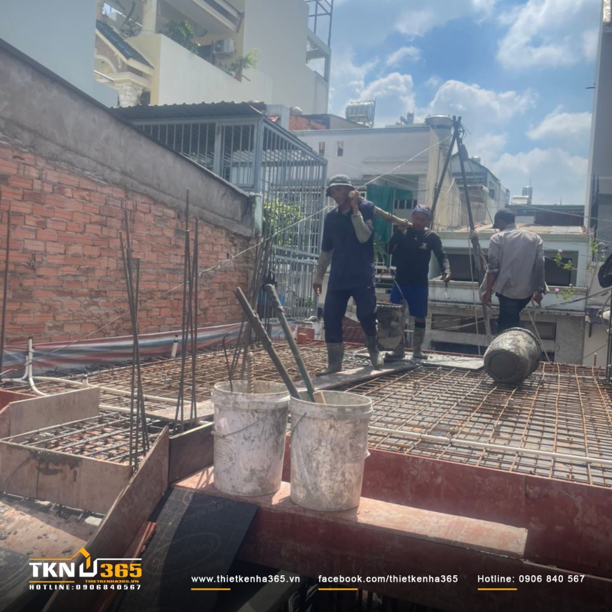 Bố trí thép sàn và đổ bê tông lầu 1