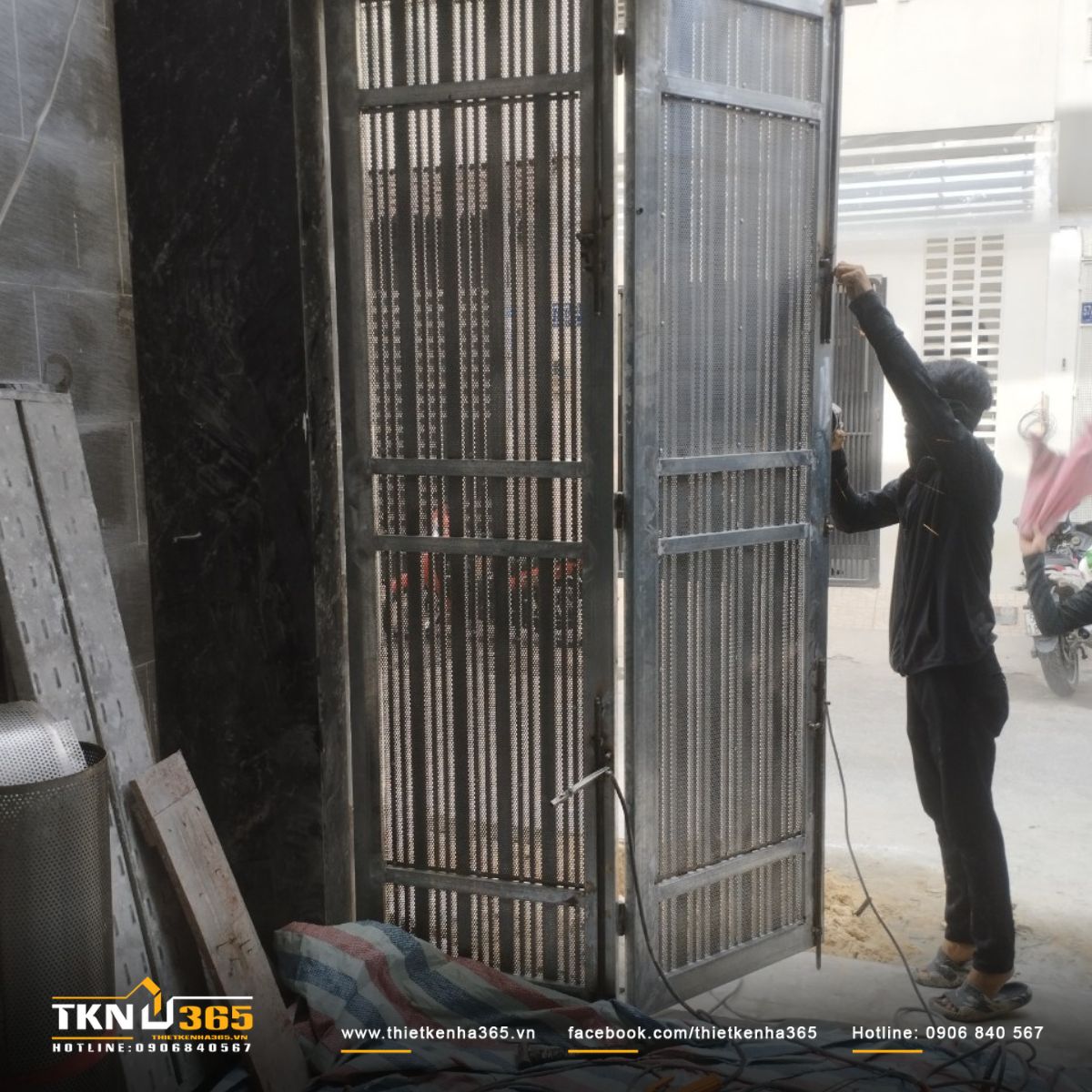 Hình ảnh lắp đặt cổng và hệ cửa kính