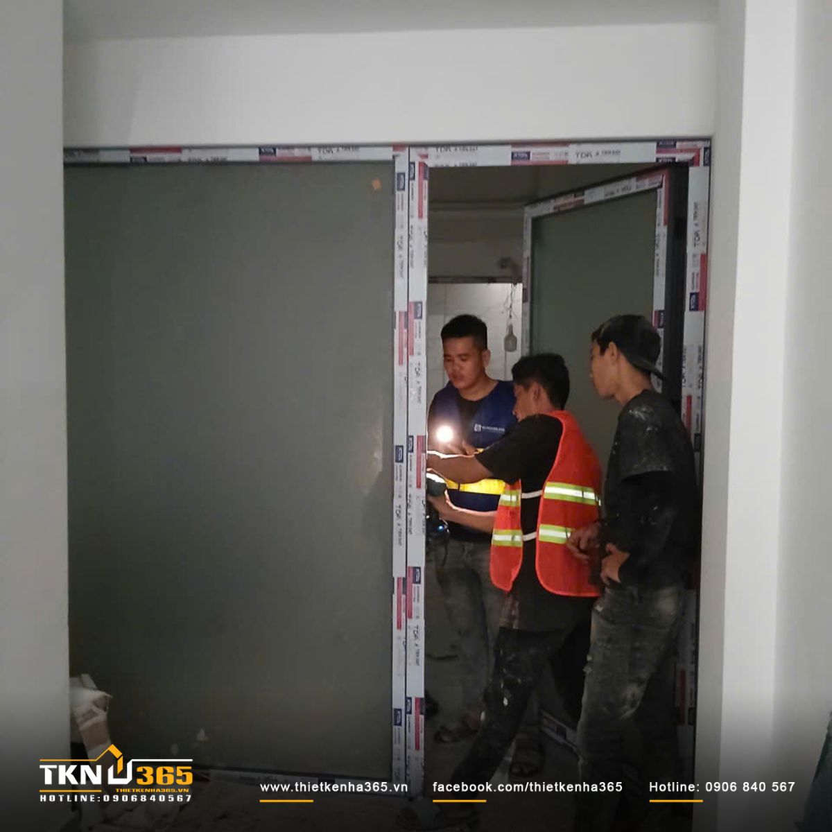 Hình ảnh lắp đặt cửa ra vào và cửa sổ kính