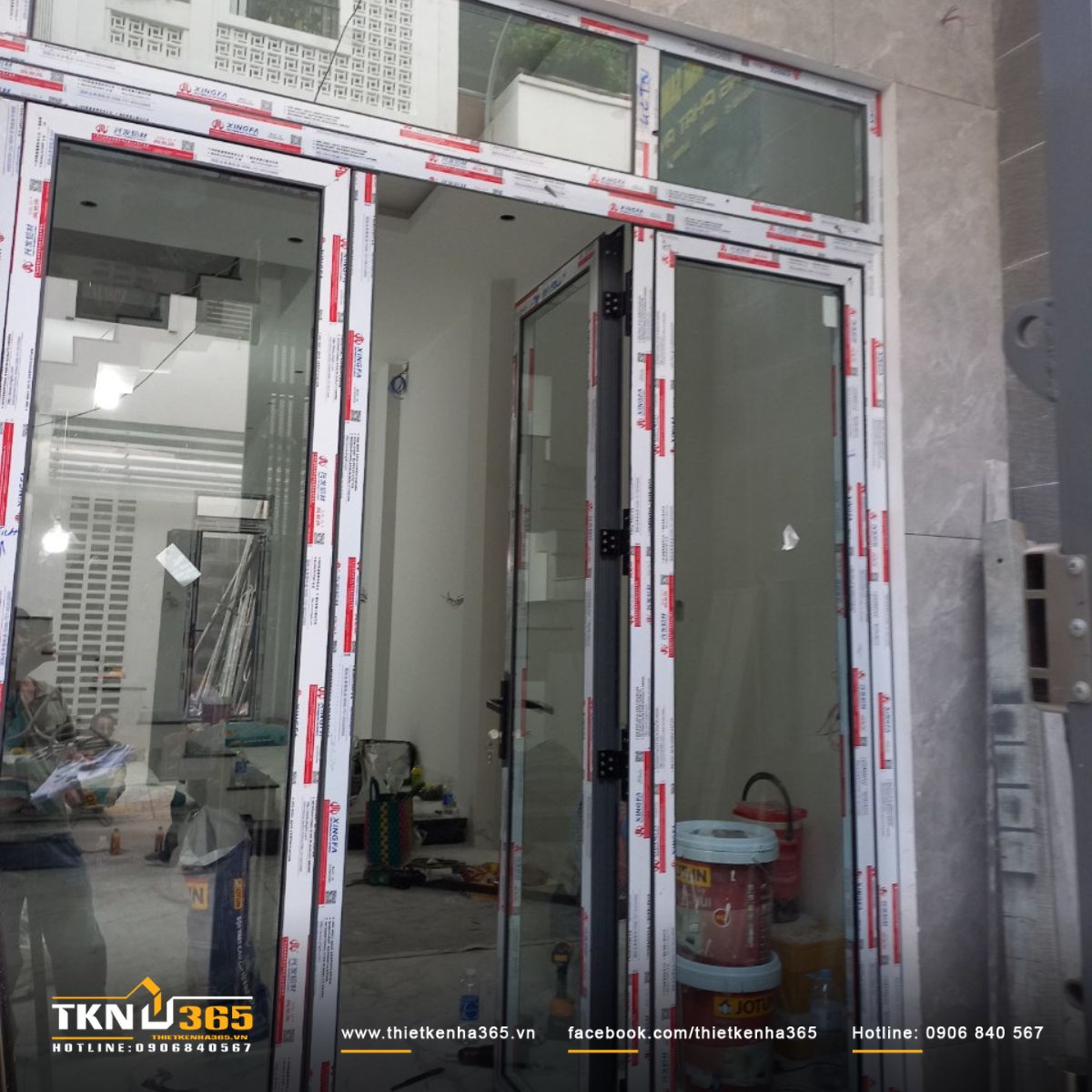 Hình ảnh lắp đặt cổng và hệ cửa kính