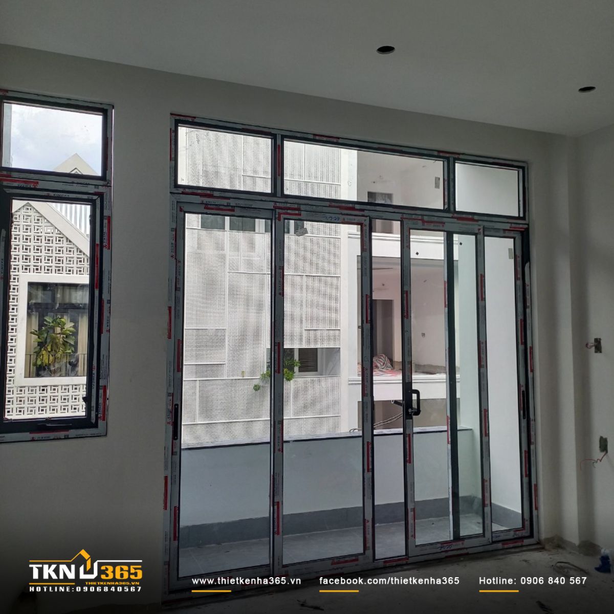 Hình ảnh lắp đặt cổng và hệ cửa kính