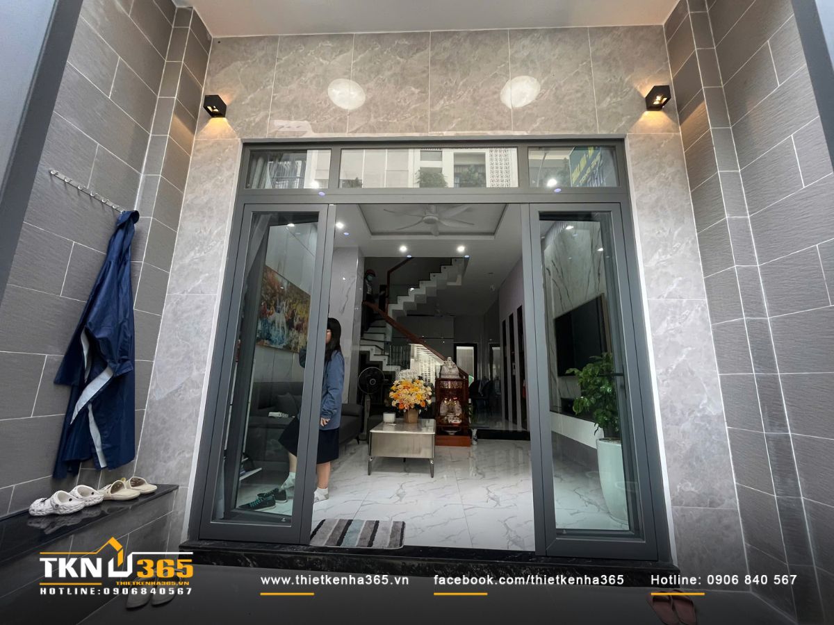 Mặt tiền chỉ vỏn vẹn 4m nhưng vẫn rộng thoáng nhờ khai thác tối đa chất liệu kính