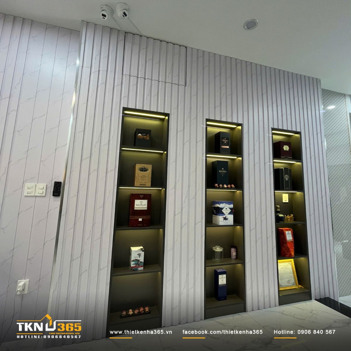 Tủ rượu thiết kế chỉn chu với hệ đèn LED ẩn, đây là khu vực thư giãn yêu thích của vợ chồng gia chủ