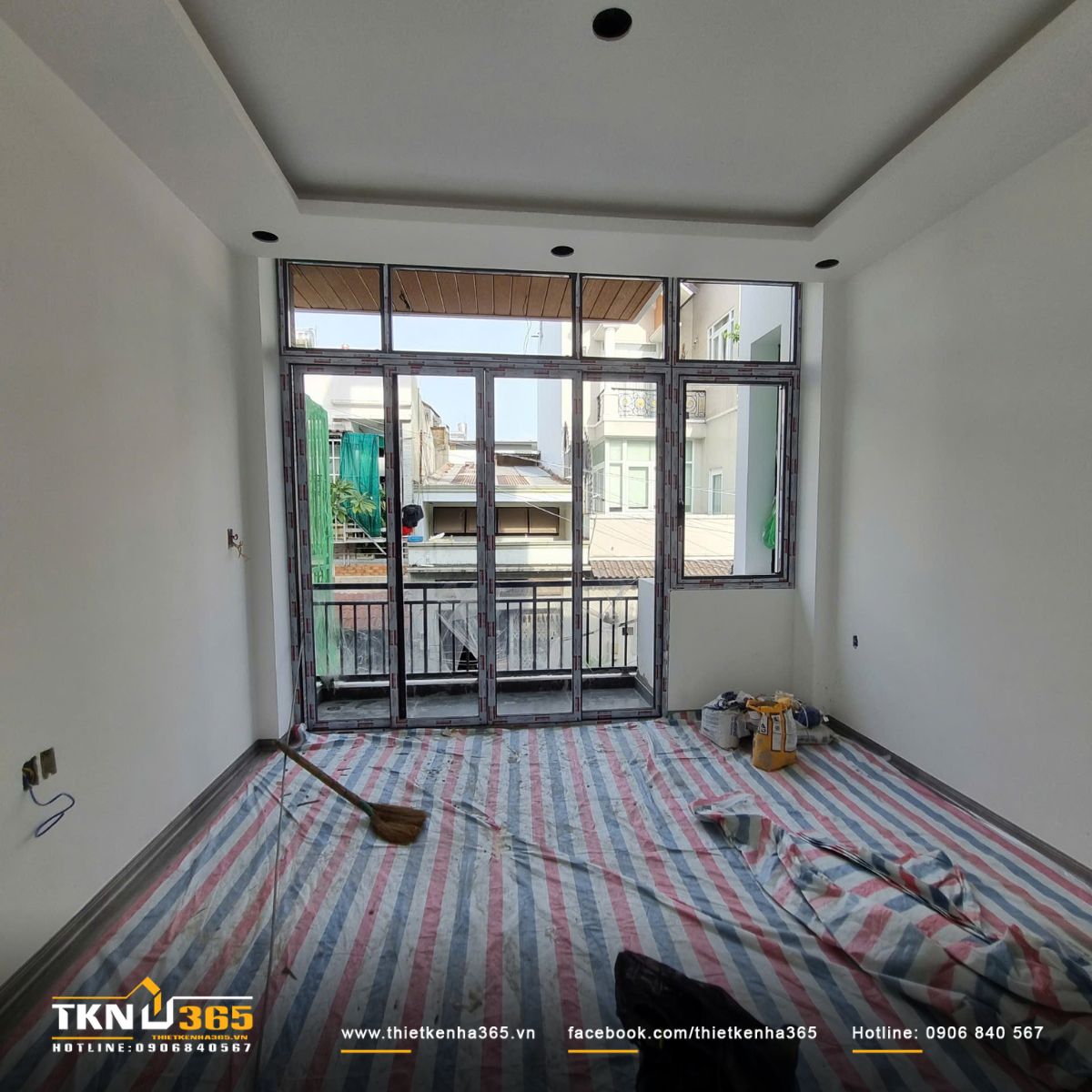 Hình ảnh thi công lắp đặt cửa ra vào và hệ cửa sổ kính