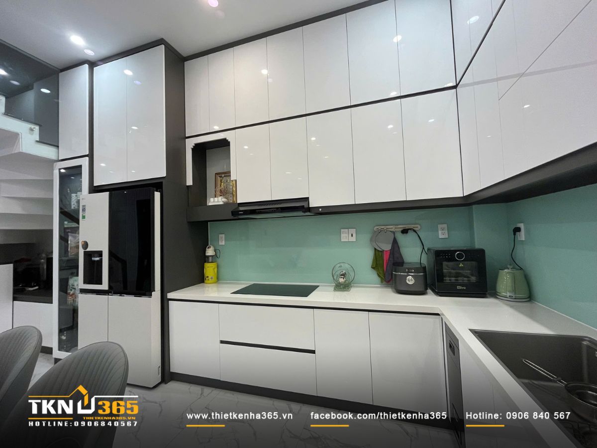 Không gian phòng bếp đơn giản với đầy đủ tiện nghi hiện đại